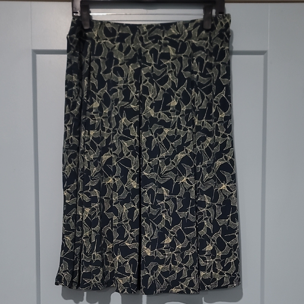 LuLaRoe Spruce Green and Cream Patterned A-Line Skirt With POCKETS